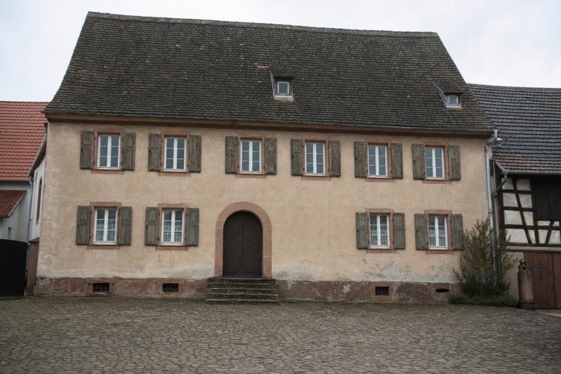 Altes Gasthaus in einem pfälzischen Dorf mit geschlossenen Fensterläden