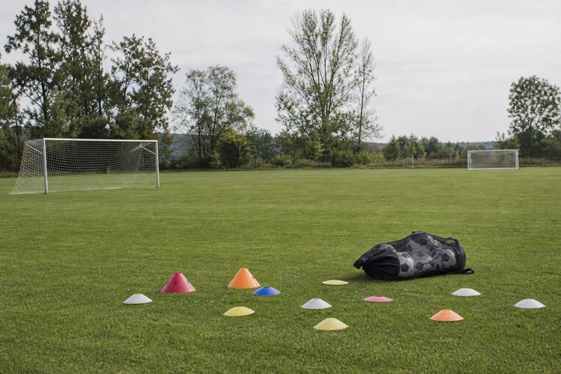 Jugendtrainingsplatz mit zwei Kleinfeldtoren, Hütchen und einem Ballnetz